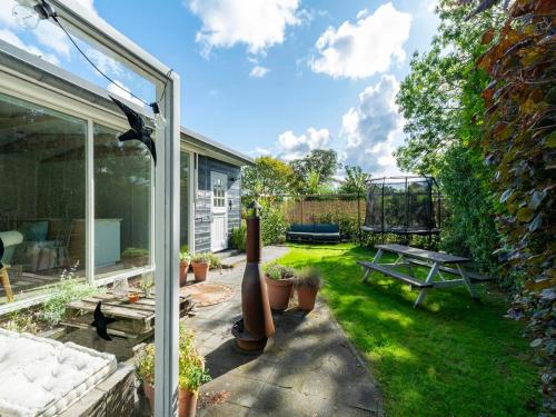 Zahrada ubytování Bungalow in Netherlands with Garden & Trampoline