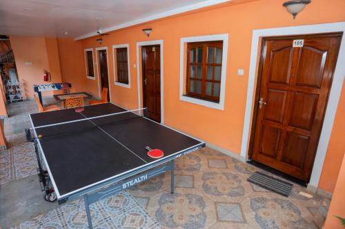 a ping pong table in the middle of a room at Resort Palmeiras Dourado in Cansaulim