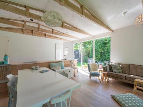 Posezení v ubytování Bungalow in Netherlands with Garden & Trampoline