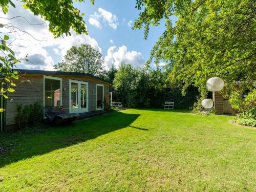Zahrada ubytování Bungalow in Netherlands with Garden & Trampoline