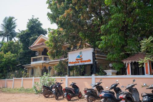 a row of motorcycles parked in front of a building at Resort Palmeiras Dourado in Cansaulim