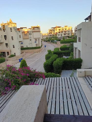 ديمورا الساحل الشمالي شاليه غرفتين مكيف يتسع 6افراد و3اطفال راقي وحديث