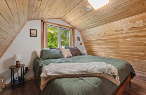 Ένα ή περισσότερα κρεβάτια σε δωμάτιο στο Hatch Lake Tiny House - Get Up North Retreats