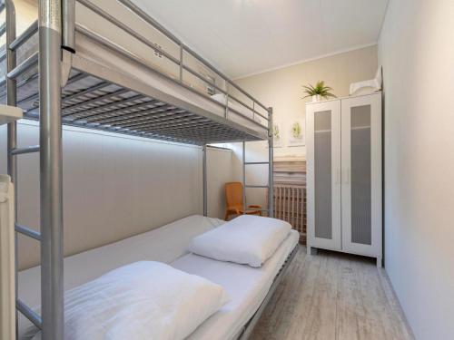 Ένα ή περισσότερα κρεβάτια σε δωμάτιο στο Bungalow in Sint Maartenszee near Beach