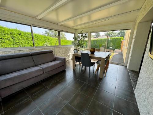 un salon avec un canapé et une table dans l'établissement L'Évasion Vendéenne - Spacieuse Maison, à Aubigny