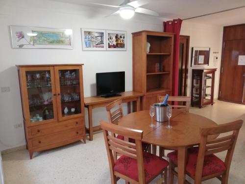 Μια τηλεόραση ή/και κέντρο ψυχαγωγίας στο IDEALLY located on BEACH