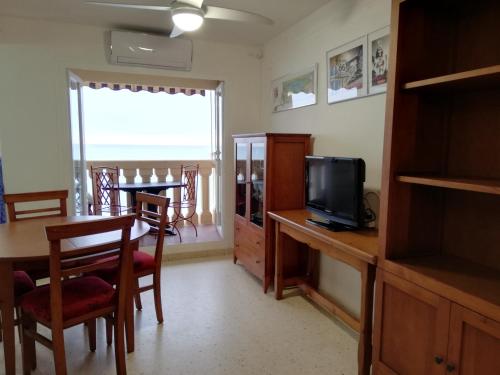 Μια τηλεόραση ή/και κέντρο ψυχαγωγίας στο IDEALLY located on BEACH