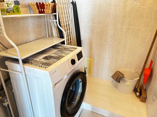 a washer and dryer in a small room at Belvedere in Pisciotta