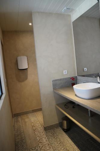 La salle de bains est pourvue d'un lavabo blanc sur un comptoir. dans l'établissement Gîte Villa la Garenne Ctre ville St Jean de Monts, à Saint-Jean-de-Monts