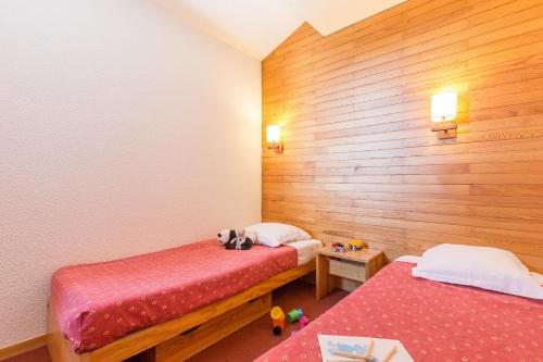 a small room with two beds at Résidence Pierre & Vacances Emeraude in Belle Plagne