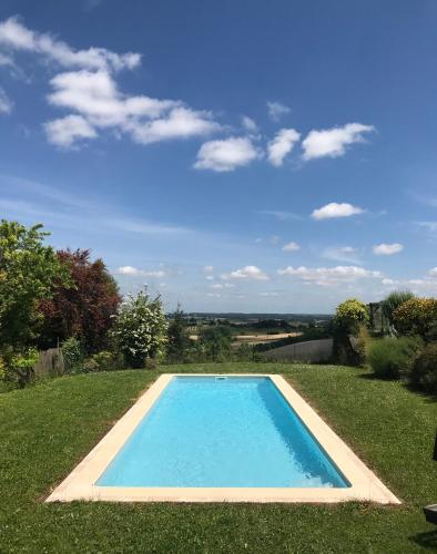 une piscine au milieu d'une pelouse dans l'établissement Le clos des mésanges, à Montastruc