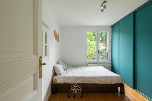 une petite pièce avec un lit et une fenêtre dans l'établissement Latignaciens Chariot d'Or - Maison - 7min DisneyLand, à Lagny-sur-Marne