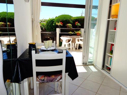- une table à manger avec vue sur le patio dans l'établissement Studio Port Nature PN21- 2 personnes, au Cap d'Agde