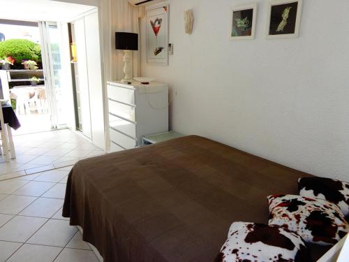Cet appartement comprend une chambre avec un lit et une cuisine avec une fenêtre. dans l'établissement Studio Port Nature PN21- 2 personnes, au Cap d'Agde