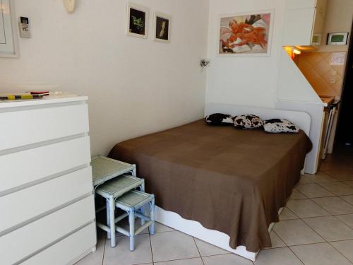 - une petite chambre avec un lit et une commode dans l'établissement Studio Port Nature PN21- 2 personnes, au Cap d'Agde