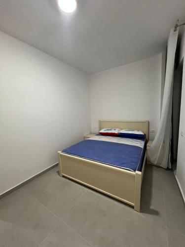 a small bedroom with a bed in a room at Vila Zyle in Velipojë