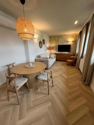 Telewizja i/lub zestaw kina domowego w obiekcie Aura Prestiż Apartamenty