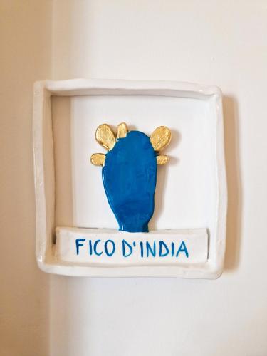 a plate with a blue vase with the name fico duterte at Dimora Odigitria in Bitritto