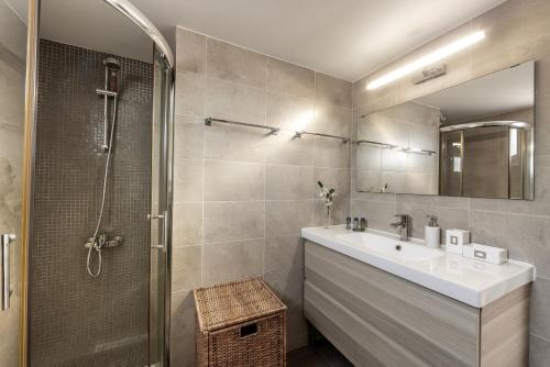 ein Badezimmer mit Waschbecken und Dusche in der Unterkunft Larnaca Seaside Villa Marina 44 in Perivolia