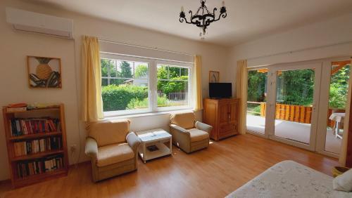 salon z kanapami i telewizorem w obiekcie Schieszl Apartments Zamárdi 3 w Zamárdi