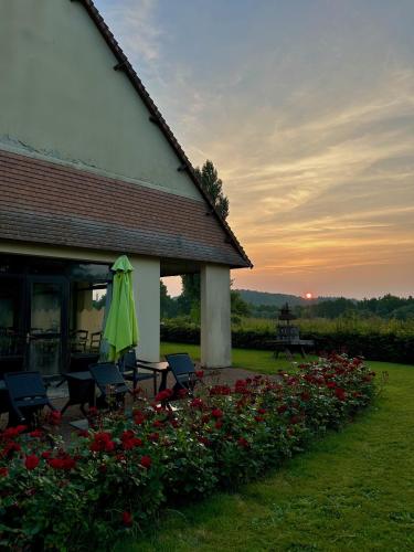 Taman di luar Auberge d'Andaines