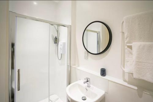Ένα μπάνιο στο Kingston Central Suites