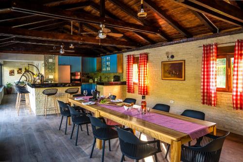 Un restaurante u otro lugar para comer en Villa Lapis