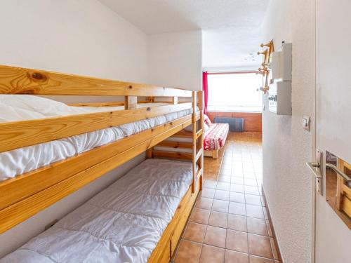 Ce dortoir comprend 2 lits superposés et une salle de bains. dans l'établissement Studio 24m² pour 4 pers, proche pistes et commerces - FR-1-807-42, à Saint-François-Longchamp
