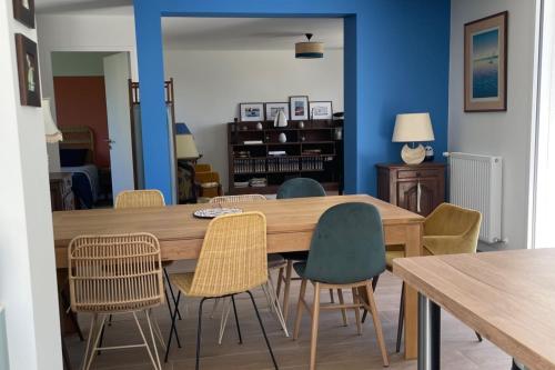 une salle à manger avec une table et des chaises en bois dans l'établissement Spacious house near the beach Saint-Lunaire, à Saint-Lunaire