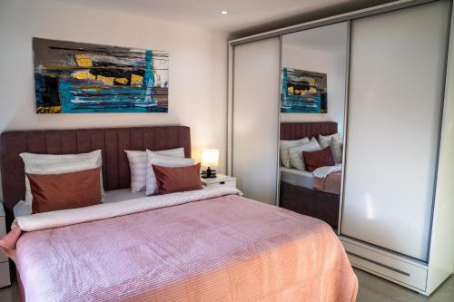 Una cama o camas en una habitación de Villa Lapis
