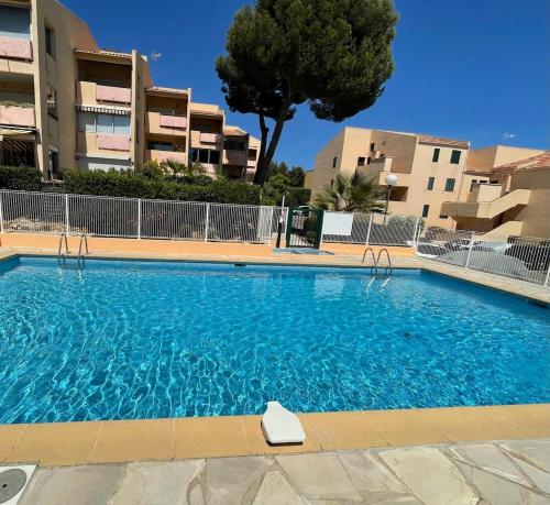 Agréable T2 climatisé, terrasse,wifi,piscine