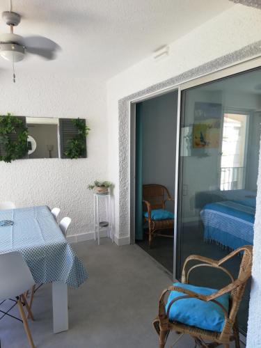 une pièce avec une table et des chaises et une chambre dans l'établissement vue mer et montagne, accès direct plage, à Leucate-Plage