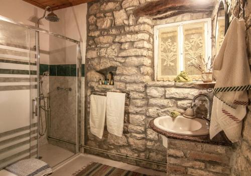 Ένα μπάνιο στο ELEONAS Othoni