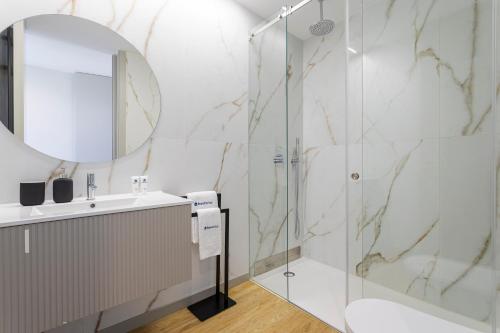 Koupelna v ubytování HostWise - Premium Flat with Balcony & Pool