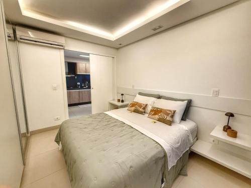 a bedroom with a large bed in a room at Refúgio Manhattan Flat - Silencio, espaço e ao lado do shopping in Campo Grande
