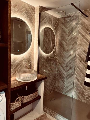 une salle de bain avec douche et lavabo dans l'établissement Nid douillet pour vos vacances !, à Fréjus