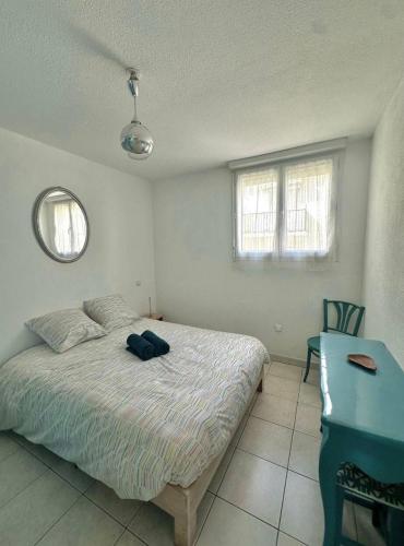 - une chambre avec un lit et une table bleue dans l'établissement Chez Lise et Brice - Canet en Roussillon- Appartement vue sur mer, 6 voyageurs, Clim, à Canet