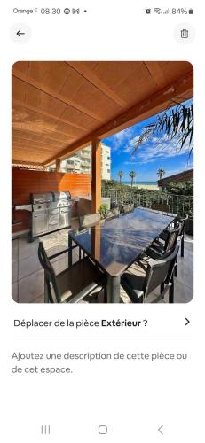 une photo d'une table et de chaises sur une terrasse dans l'établissement Chez Lise et Brice - Canet en Roussillon- Appartement vue sur mer, 6 voyageurs, Clim, à Canet