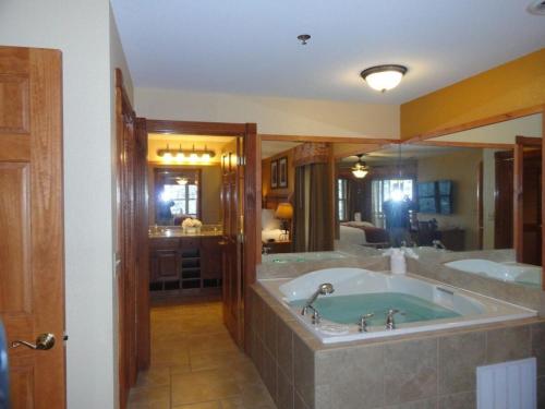 Ванная комната в 2 king suites at Westgate resorts, Gatlinburg, sleeps 8 people with waterpark, minigolf, zipline,