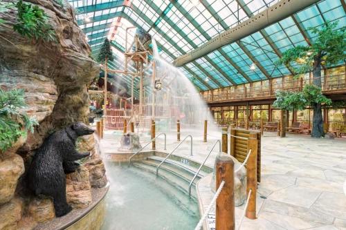 Бассейн в 2 king suites at Westgate resorts, Gatlinburg, sleeps 8 people with waterpark, minigolf, zipline, или поблизости