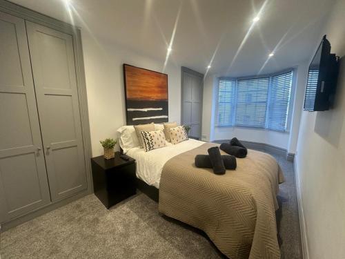 une chambre avec deux lits et une grande fenêtre dans l'établissement Grade II Townhouse - Relax & Discover Margate, à Margate