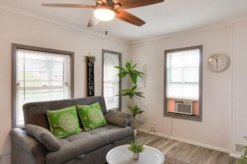 5 Blocks to Beach Apt with Balcony in Ocean Grove!にあるシーティングエリア