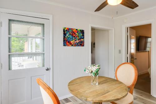 5 Blocks to Beach Apt with Balcony in Ocean Grove!にあるテレビまたはエンターテインメントセンター
