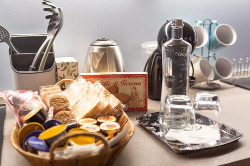 a table with a basket of food and a blender at Duse in Vigevano