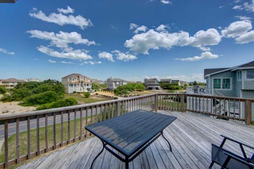 Balkón nebo terasa v ubytování Oceanside in Whalehead with Pool Spa Sleeps 18