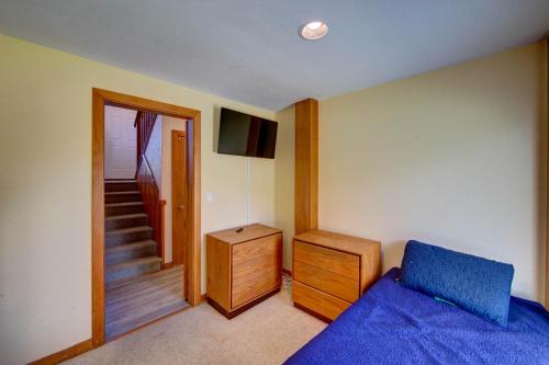 Postel nebo postele na pokoji v ubytování Oceanside in Whalehead with Pool Spa Sleeps 18