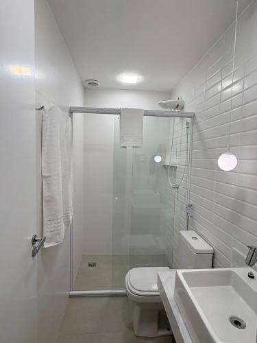 a bathroom with a shower and a toilet and a sink at ID Vida Urbana Studio Floresta in Goiânia