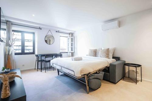 une chambre avec un grand lit et une table dans l'établissement 2 Pcs Plein Coeur Ville, Palace Festivals, Port Plages, à Cannes