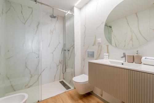 Koupelna v ubytování HostWise - Premium Flat with Balcony & Pool