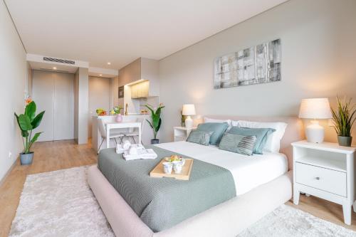 Postel nebo postele na pokoji v ubytování HostWise - Premium Flat with Balcony & Pool